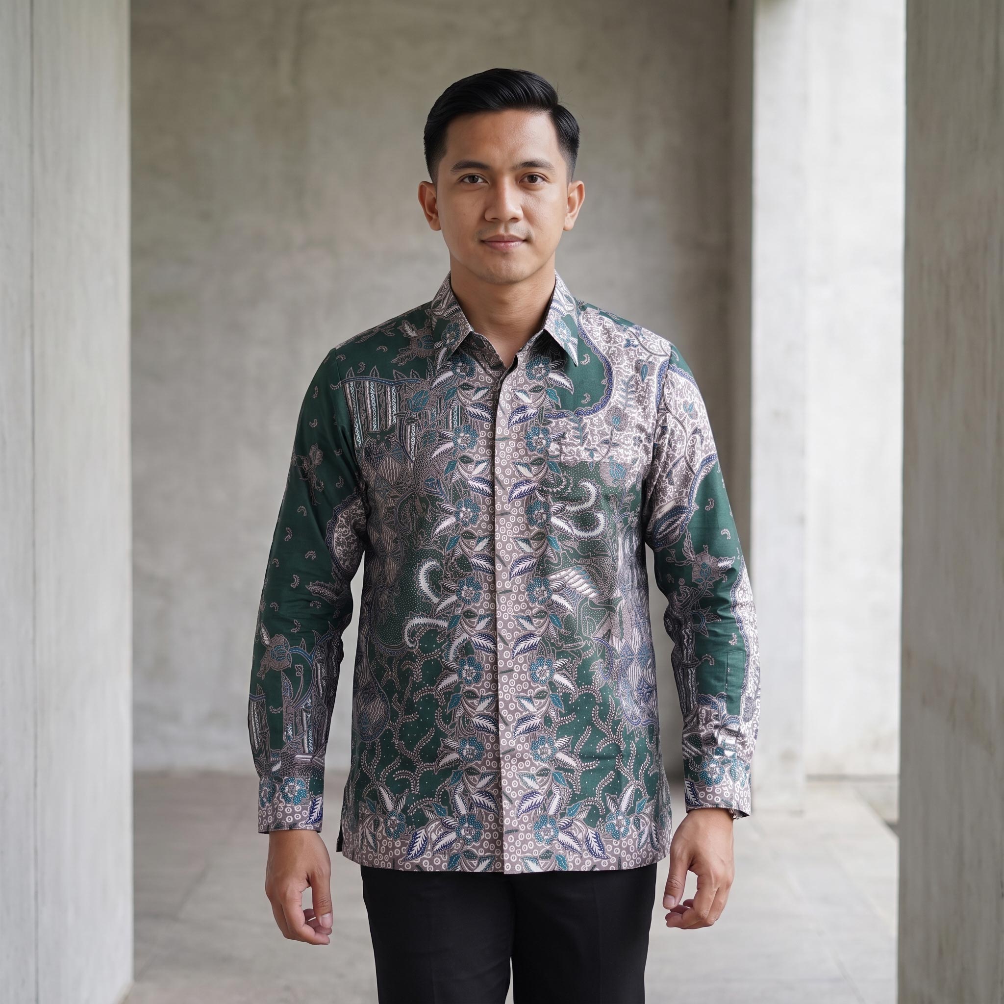 Kemeja batik pria lengan panjang katun premium warna hijau motif klasik elegan dengan jahitan clean look.