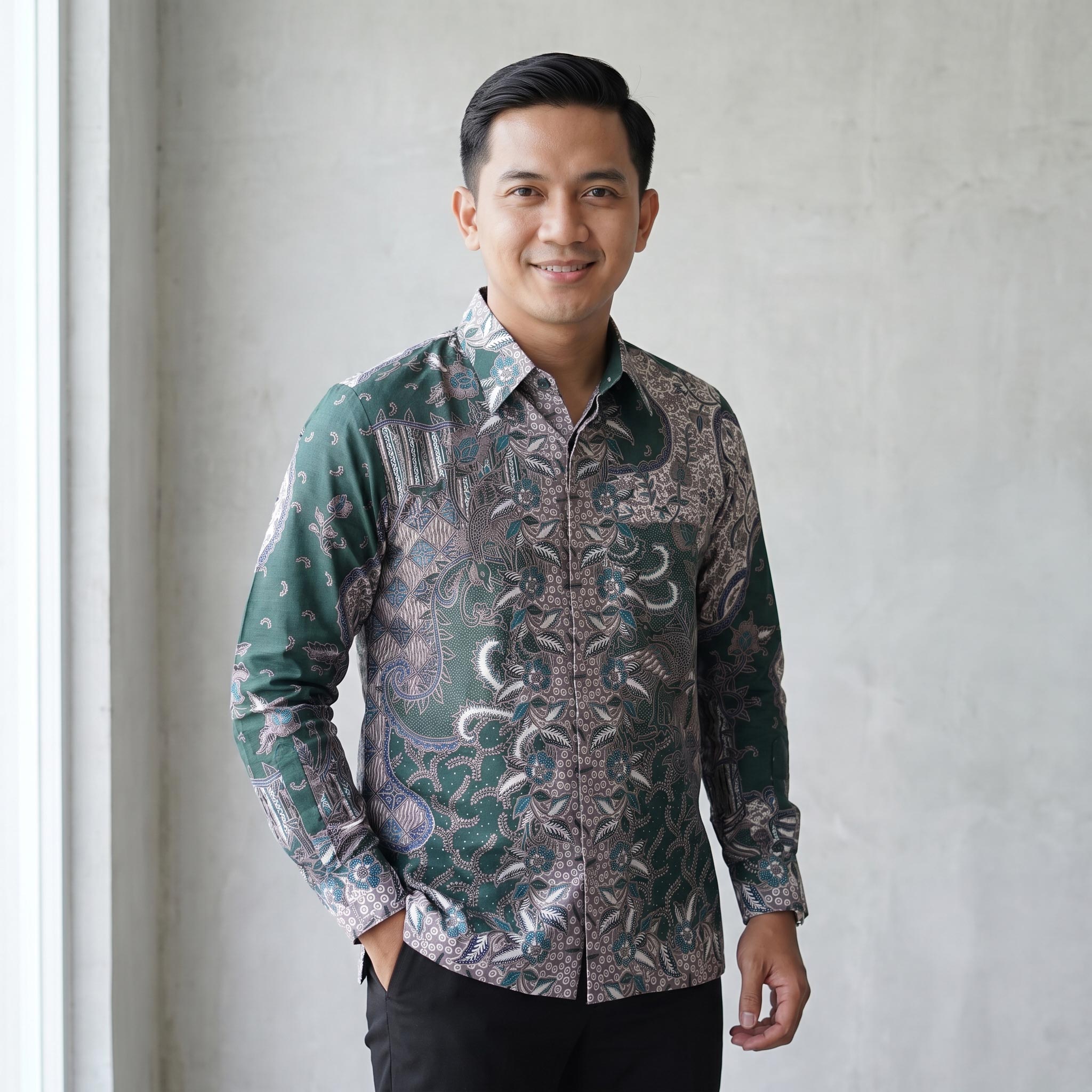 Kemeja batik pria lengan panjang katun premium warna hijau motif klasik elegan dengan jahitan clean look.