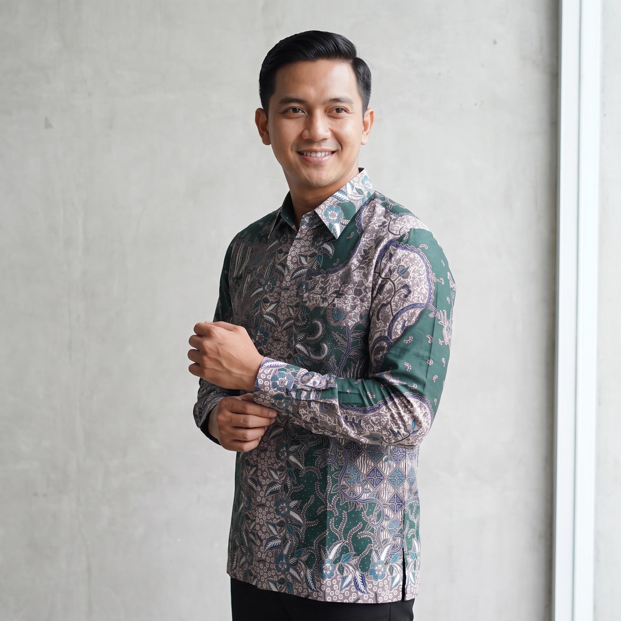 Kemeja batik pria lengan panjang katun premium warna hijau motif klasik elegan dengan jahitan clean look.