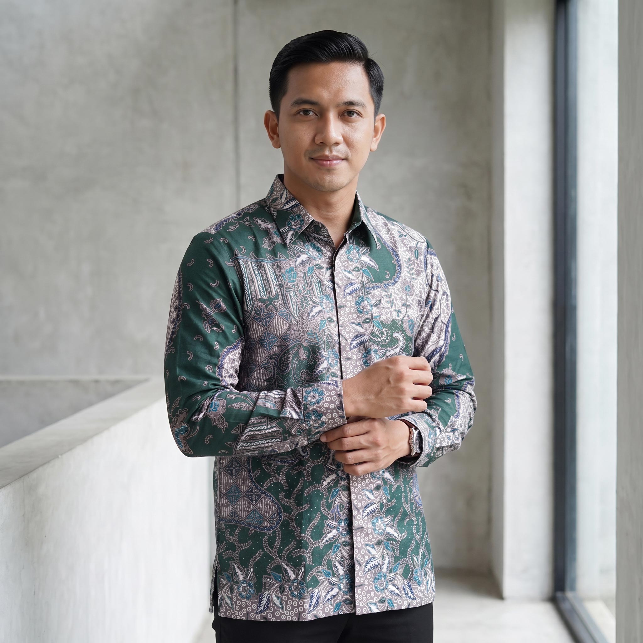 Kemeja batik pria lengan panjang katun premium warna hijau motif klasik elegan dengan jahitan clean look.