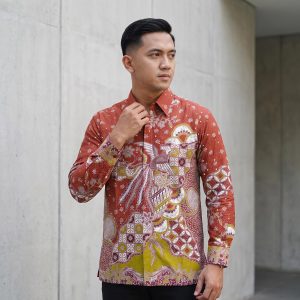 Kemeja batik pria lengan panjang katun premium warna merah bata motif garuda dengan jahitan clean look.