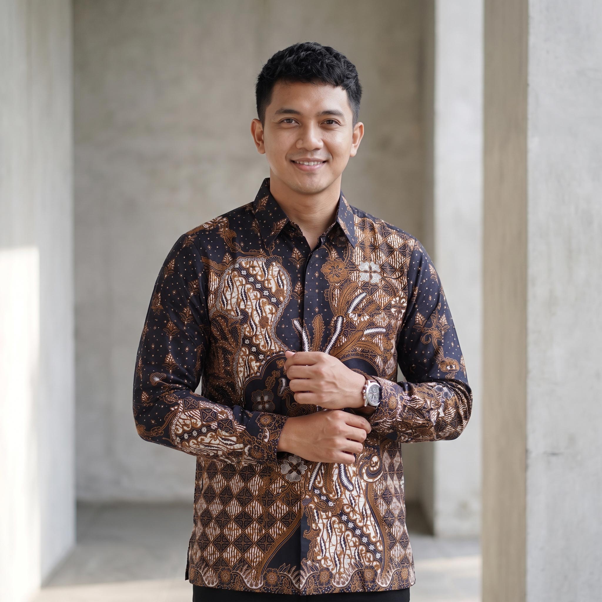 Kemeja batik pria lengan panjang katun premium warna cokelat hitam motif klasik sogan kancing tersembunyi.
