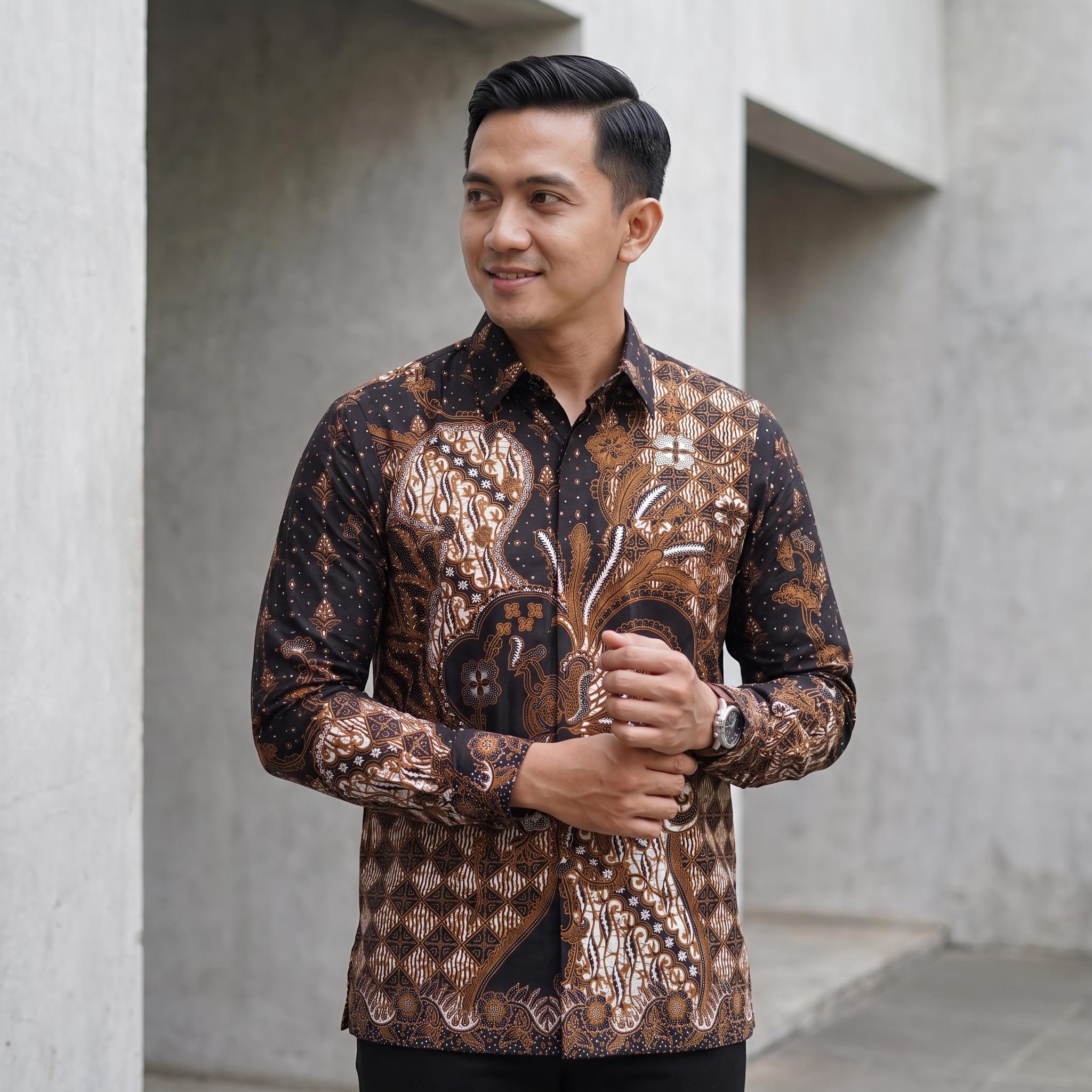 Kemeja batik pria lengan panjang katun premium warna cokelat hitam motif klasik sogan kancing tersembunyi.