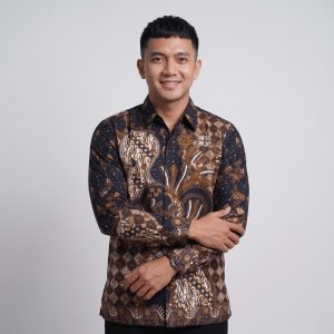 Kemeja batik pria lengan panjang katun premium warna cokelat hitam motif klasik sogan kancing tersembunyi.