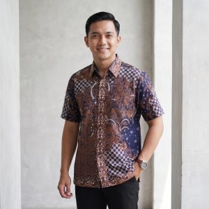 emeja batik pria lengan pendek katun premium warna biru navy sogan motif simetris kancing tersembunyi.