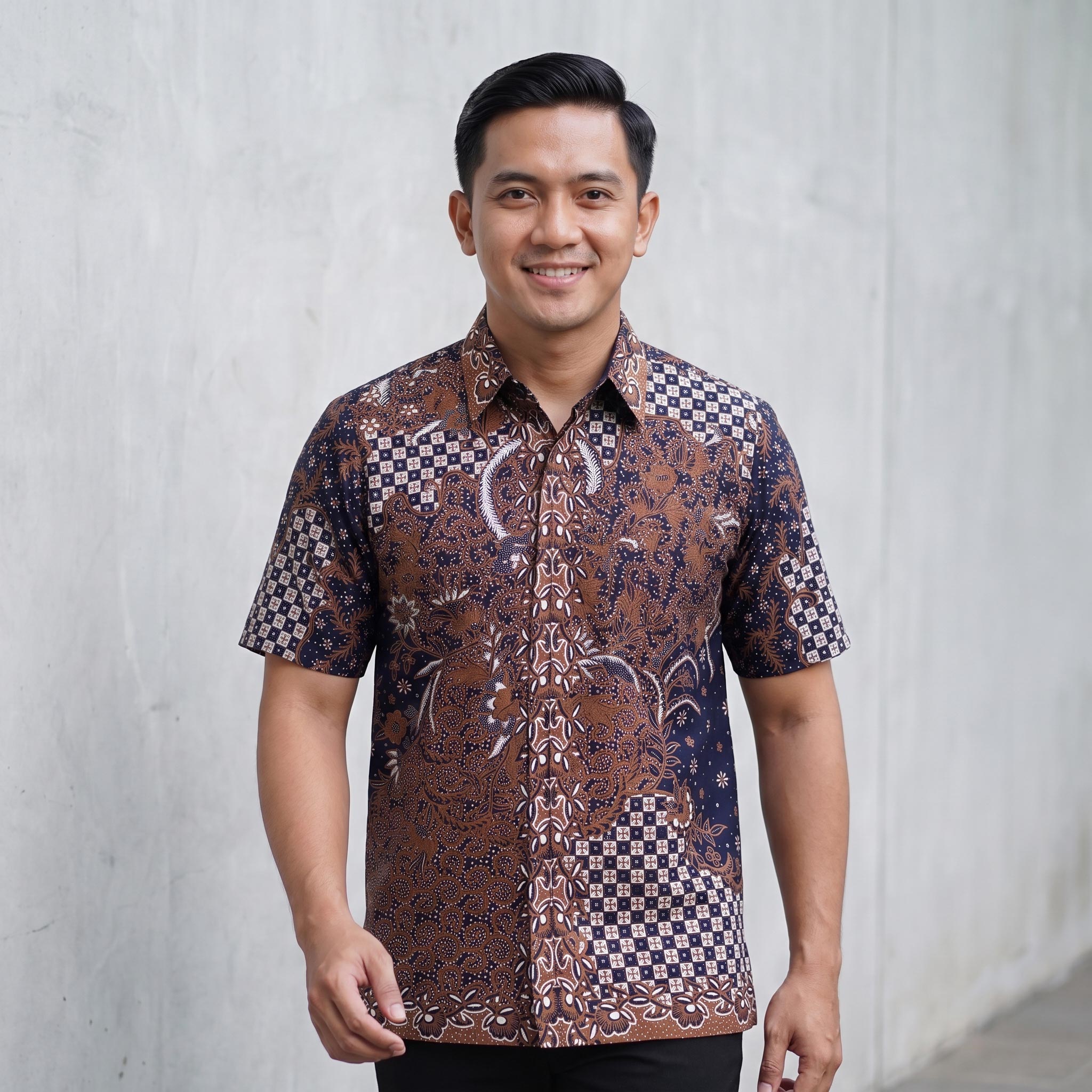 emeja batik pria lengan pendek katun premium warna biru navy sogan motif simetris kancing tersembunyi.