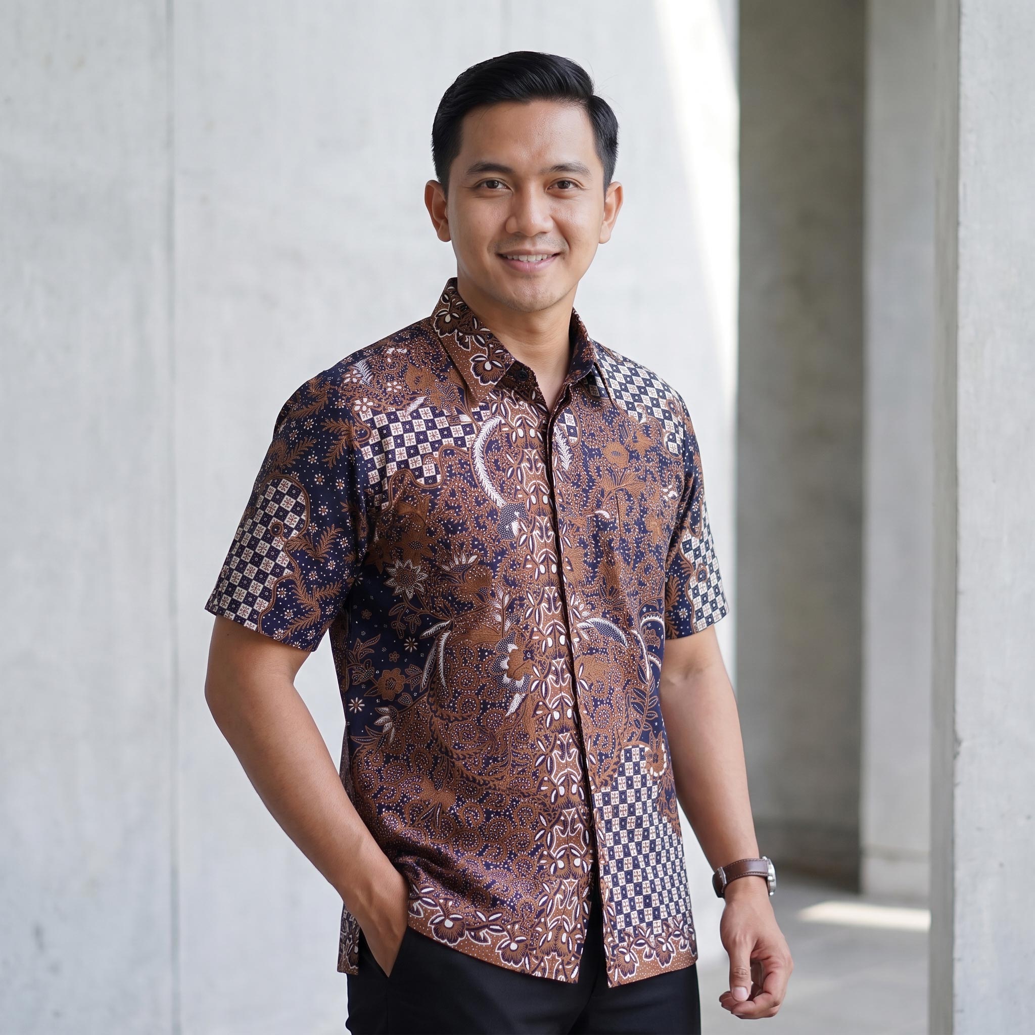 emeja batik pria lengan pendek katun premium warna biru navy sogan motif simetris kancing tersembunyi.