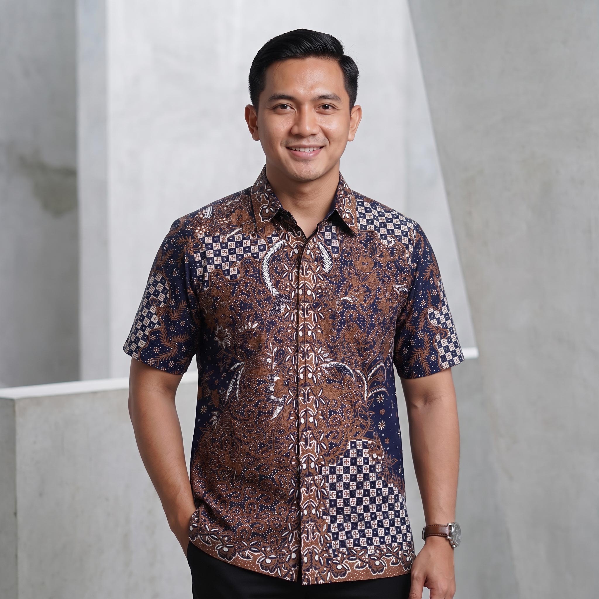 Kemeja batik pria lengan pendek katun premium warna biru navy sogan motif simetris kancing tersembunyi.