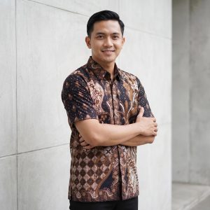 Kemeja batik pria lengan pendek katun premium warna hitam cokelat sogan motif klasik dengan jahitan clean look.