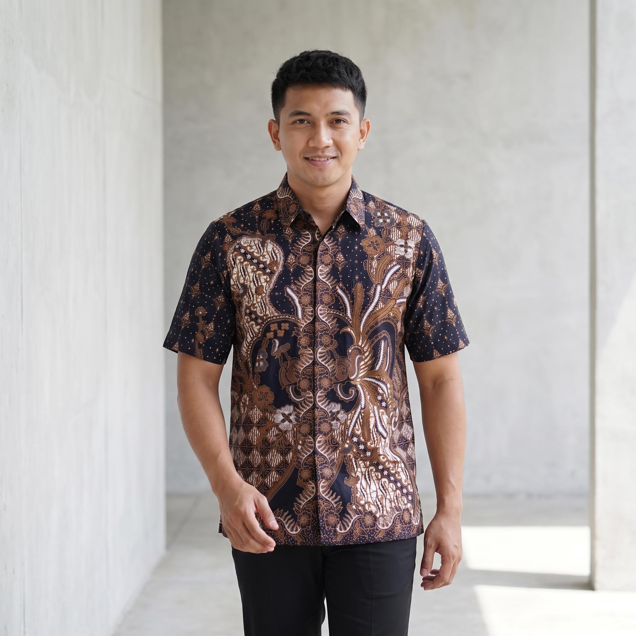 Kemeja batik pria lengan pendek katun premium warna hitam cokelat sogan motif klasik dengan jahitan clean look.