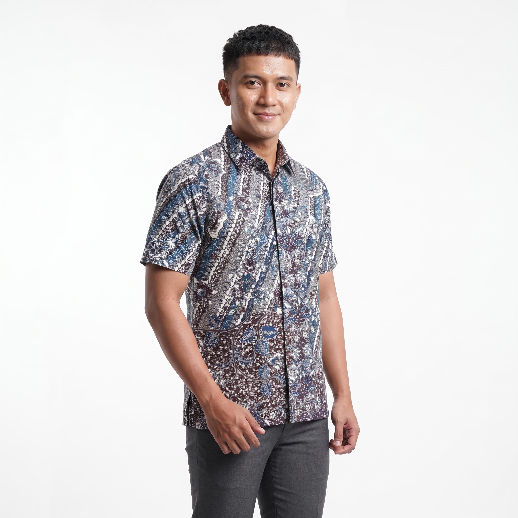Kemeja batik pria lengan pendek bahan katun premium motif parang kombinasi biru abu-abu dengan kancing tersembunyi.