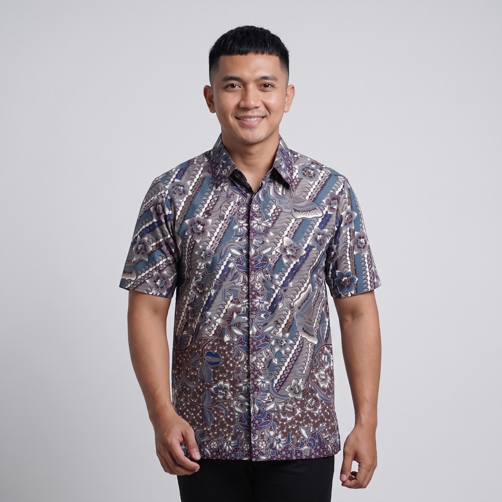 Kemeja batik pria lengan pendek bahan katun premium motif parang kombinasi biru abu-abu dengan kancing tersembunyi.