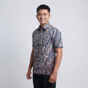 Kemeja batik pria lengan pendek bahan katun premium motif parang kombinasi biru abu-abu dengan kancing tersembunyi.