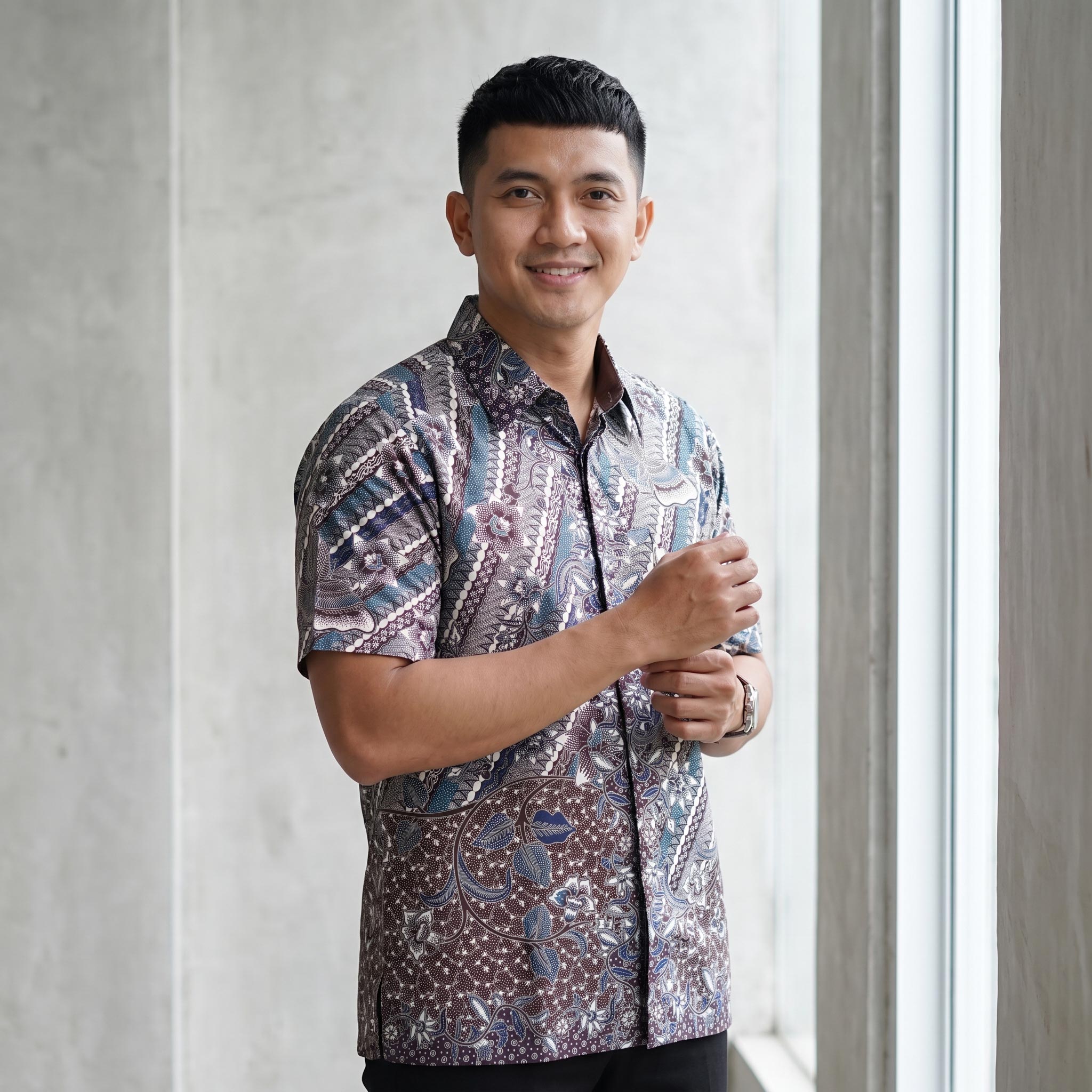 Kemeja batik pria lengan pendek bahan katun premium motif parang kombinasi biru abu-abu dengan kancing tersembunyi.
