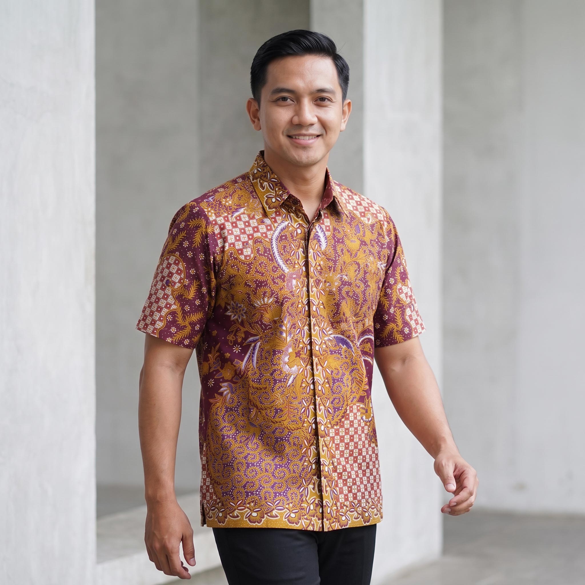 Kemeja batik pria lengan pendek katun premium warna merah marun emas motif klasik dengan jahitan clean look.