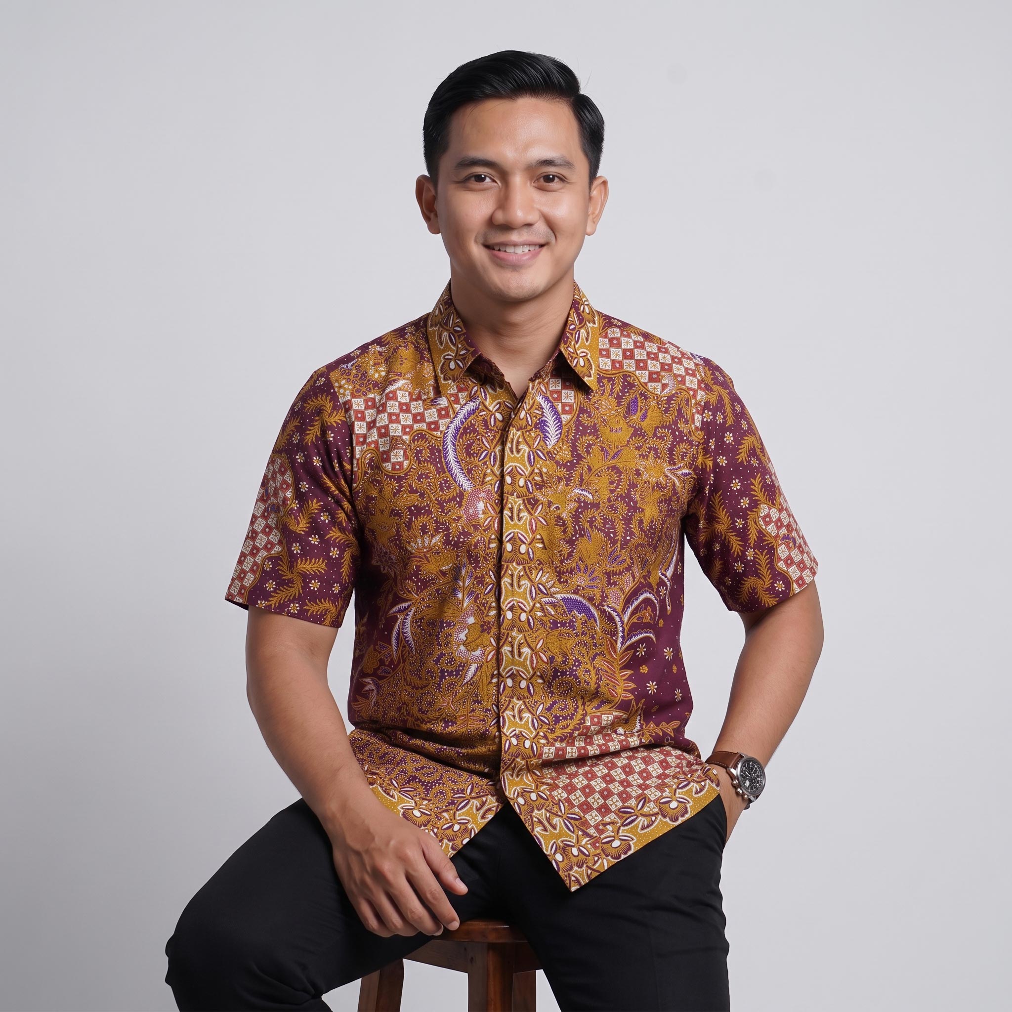 Kemeja batik pria lengan pendek katun premium warna merah marun emas motif klasik dengan jahitan clean look.