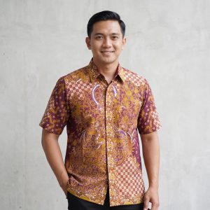 Kemeja batik pria lengan pendek katun premium warna merah marun emas motif klasik dengan jahitan clean look.