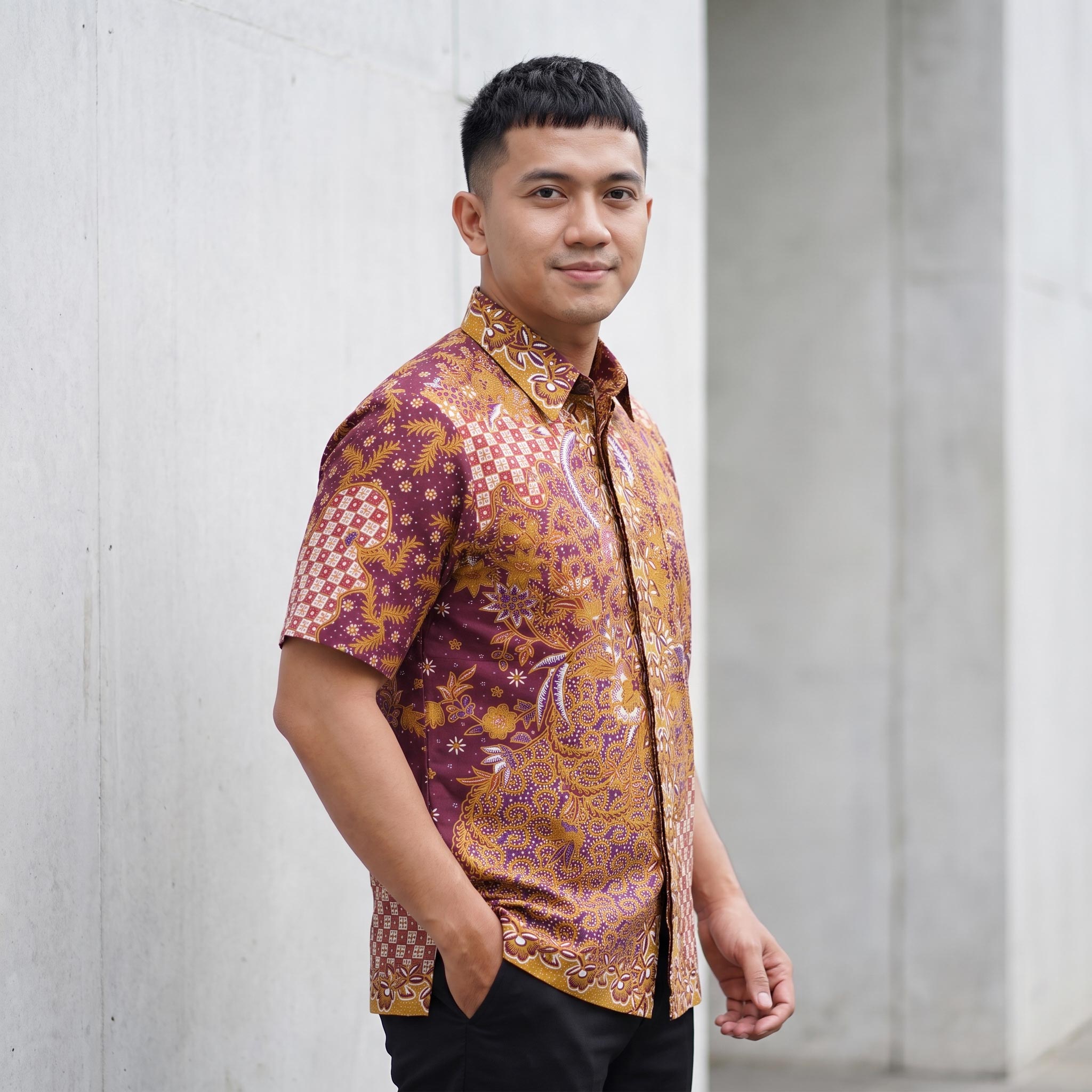 Kemeja batik pria lengan pendek katun premium warna merah marun emas motif klasik dengan jahitan clean look.