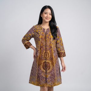 Dress outer batik wanita katun cabut premium warna merah marun emas motif klasik dengan aksen list vertikal.