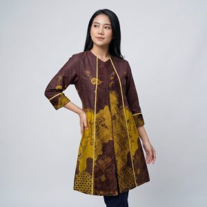 Dress outer batik wanita katun cabut premium warna cokelat kuning mustard dengan aksen list vertikal.